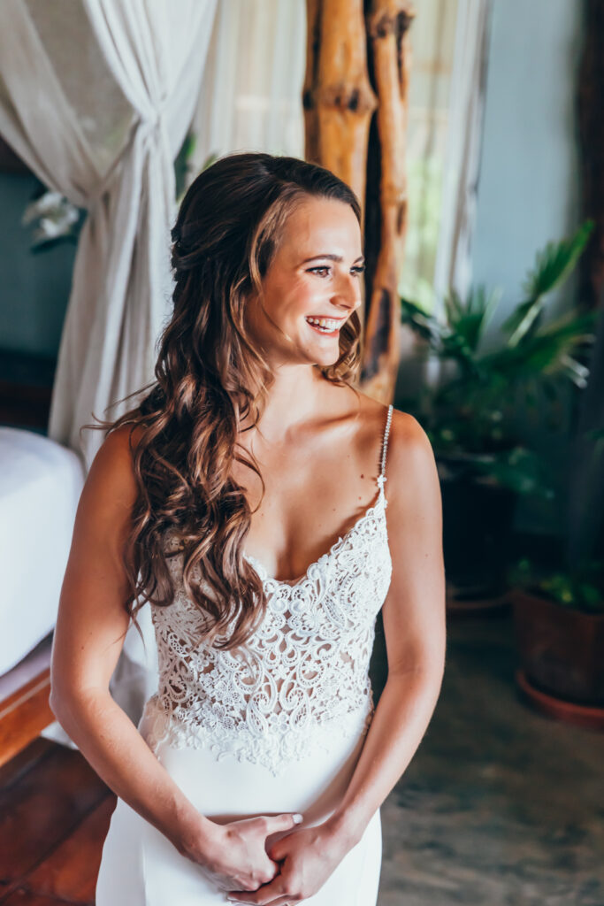 Side swept beach bridal hairstyle at Ahau Tulum by Doranna Hairstylist Mexico. Sofia Fernandez Photography